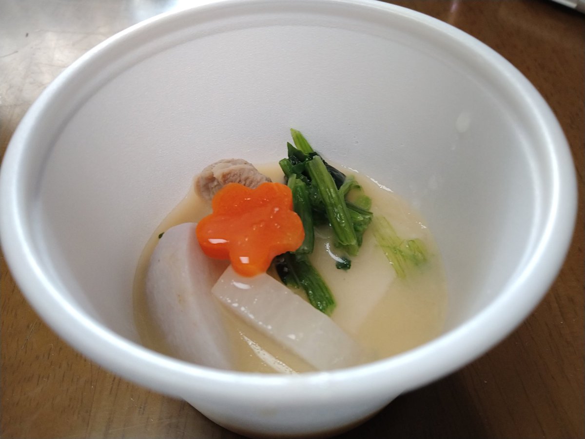 kitchen_hasetai's tweet photo. 明けましておめでとうございます🎍
本日は、１２時頃ウハウハ会館様にて出店予定です。
本年最初のハセタイ丼は、

「雑煮＆おしるこ」３０円！

雑煮は関東風雑煮と京風白味噌雑煮の、２種類をご用意しました。
会員様、常連様、につきましては３０円引き！
皆様の御来店お待ちしております🙇 https://t.co/zgG0RXW8u7