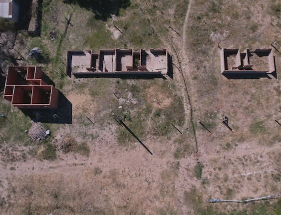 En pensilvania se juntaron 62 amish y construyeron 12 casas en 2 días 
Les costó 300,000 dolares

A grabois le dieron 1.000.000.000 de dolares para hacer una manzana y 4 años después no hay nada kjj