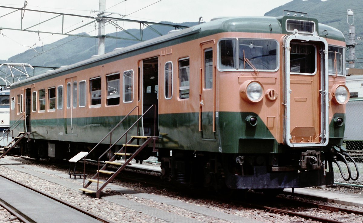 ma9375's tweet photo. 2025/1/1(水/2)車両形式&amp;編成写真
#元日 なので
トップナンバー形式&amp;編成の写真から
1 #クロ157 ‐1 88/4/3
#田町車両センター にて(一般公開時)
2 #クハ111 ‐1 92/8
#佐久間レールパーク にて⊛再掲
3 #EF661&amp;コキα混結
00/3 新鶴見にて
4 #185系 1F⊛チタA1編成10＋5
12/5/13 川崎~蒲田にて https://t.co/OFZmhpLaC7