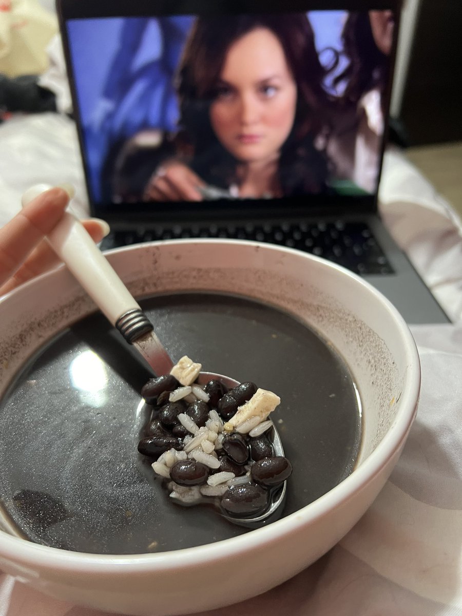 Voy a cerrar el año publicando algunas de las múltiples veces en las que comer delicioso, echada en la cama, viendo episodios de Gossip Girl que he visto mil veces, me dio felicidad y relajación extrema. 💘