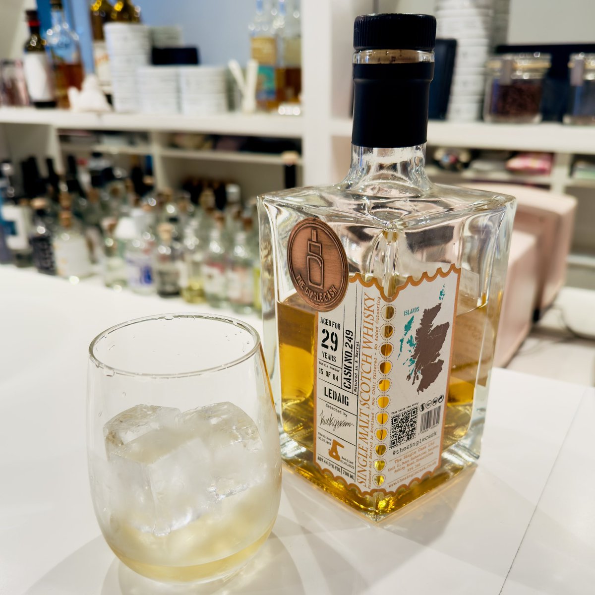 ikkou's tweet photo. 2024 to 2025は年越しIDOLYで岸田メル先生の推すウイスキーをいただいていました🥃

年明け1杯目は新年にぴったりのCOMPASSBOX SHARE,ENJOY,CELEBRATE! に始まり2杯目にはGLENALLACHIEの日本市場向けを、3杯目に飲んだ #thesinglecask LEDAIG 29 Barrelはちゃくちゃ美味しくて最高の一杯でした🙏 https://t.co/w9gawkk33O