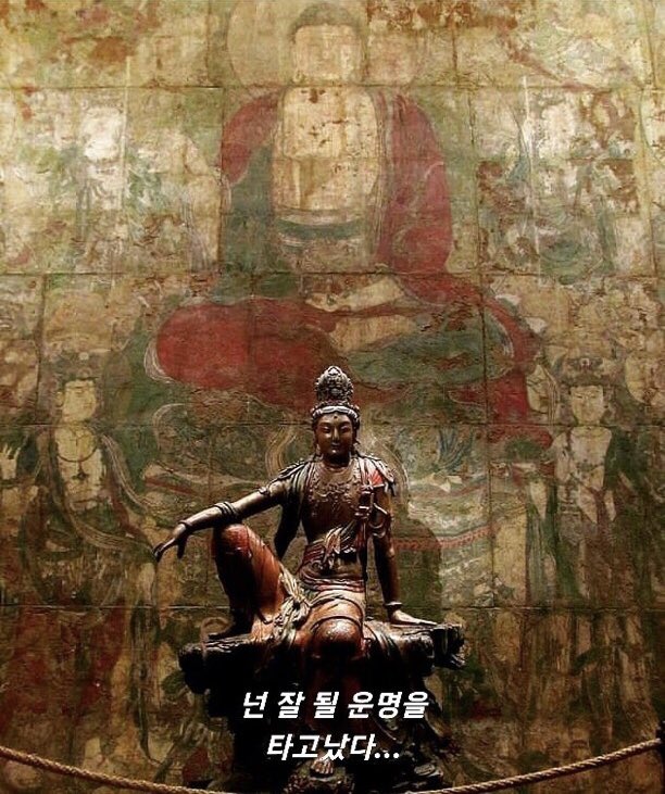 얘두롸 잘지내니 
새해인사하러 왔어👋
2024년 한해 살아내느냐고 고생들 했고 
올해도 간강하게 잘 버텨보자