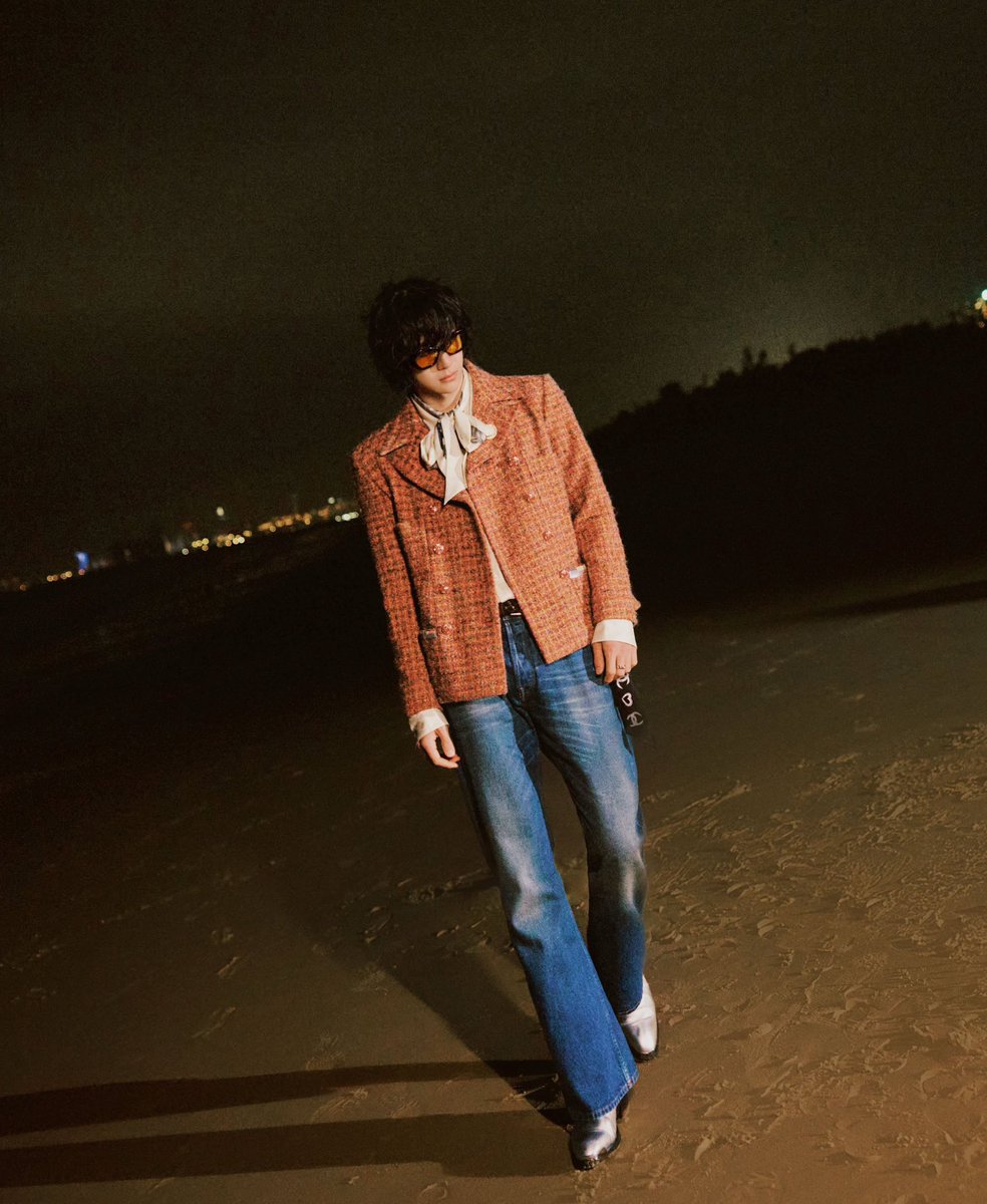 yibosexc's tweet photo. he makes everything he wears look so good https://t.co/bsPvPBwCm4