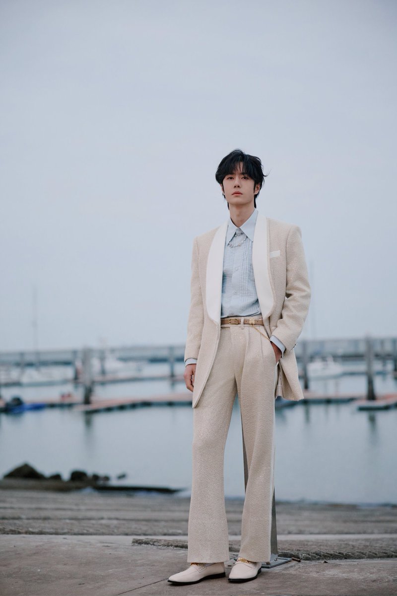 yibosexc's tweet photo. he makes everything he wears look so good https://t.co/bsPvPBwCm4