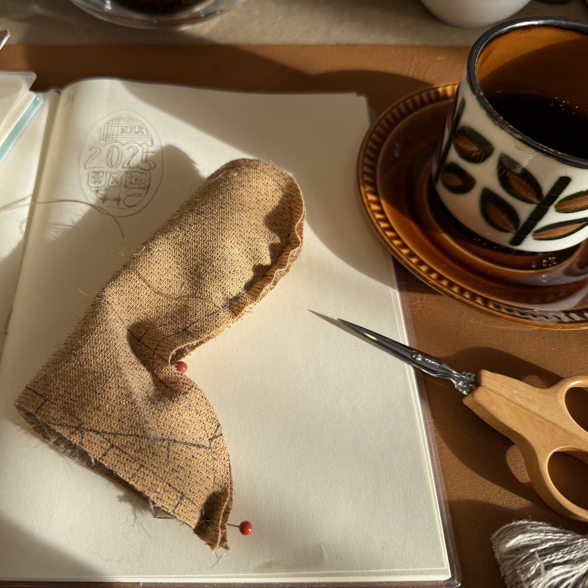 cuddle2018's tweet image. あけましておめでとうございます。2025年もよろしくお願いします。

今年からこのアカウントでは作業の合間のゆるっとした雑談を多めに発信していく予定です。食べ物の話が多くなる予定。

元旦も縫い作業しております。お供のコーヒーはエチオピアのウィシュウィシュ村の豆を選んでみました☕️