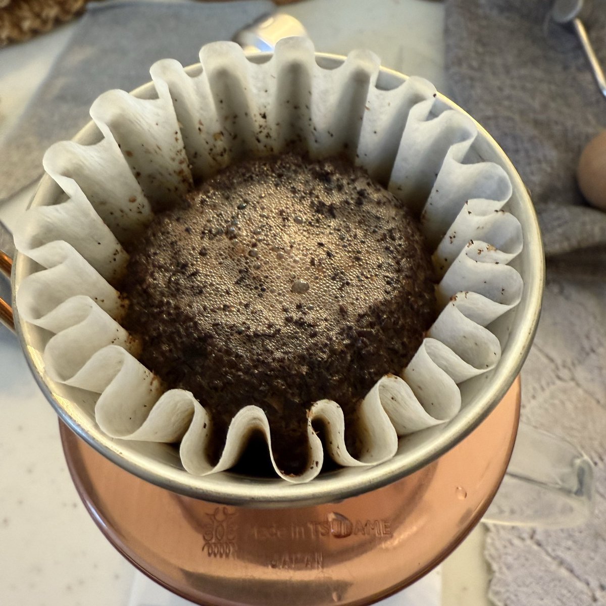 cuddle2018's tweet image. あけましておめでとうございます。2025年もよろしくお願いします。

今年からこのアカウントでは作業の合間のゆるっとした雑談を多めに発信していく予定です。食べ物の話が多くなる予定。

元旦も縫い作業しております。お供のコーヒーはエチオピアのウィシュウィシュ村の豆を選んでみました☕️