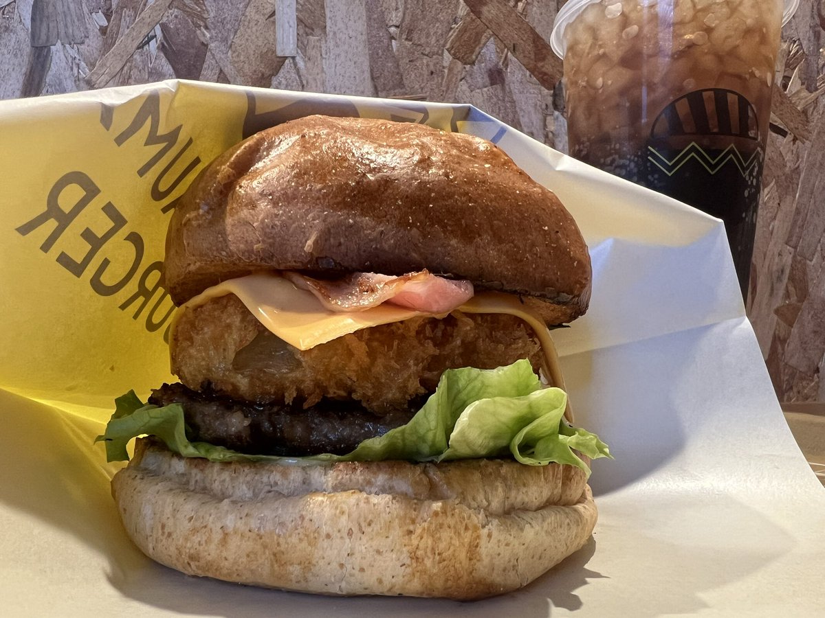 09taro810's tweet photo. いーとこみっけた！
すんげぇんまい！！
#SHIMAUMA burger https://t.co/wkrsTKUpos