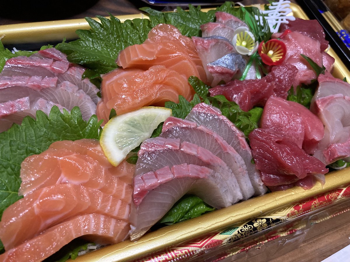 pxhpw's tweet photo. 実家に行き美味いもん食いながら飲む😁🍻刺身もいいが、母特製の雑煮と吸い物が絶品やった😍 https://t.co/aDE6WjBV93