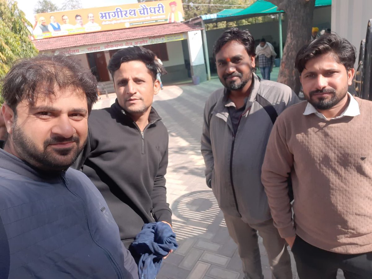 MirdhaAnshul's tweet photo. आज अजमेर में cha संघर्षशील साथियों ने कैबिनेट मंत्री @bhagiratchoudhar को कोविड स्वास्थ्य सहाय��ों की mhvf बजट घोषणा पूरी कराने के लिए ज्ञापन दिया और उनसे अपने दिल की बात की ।ज्ञापन देने वालों में  करण, स्वलेश, करताल, राकेश, प्रवीण मौजूद थे।

@BJP4Rajasthan @BJP4India @ https://t.co/sEAzW2T2Dd