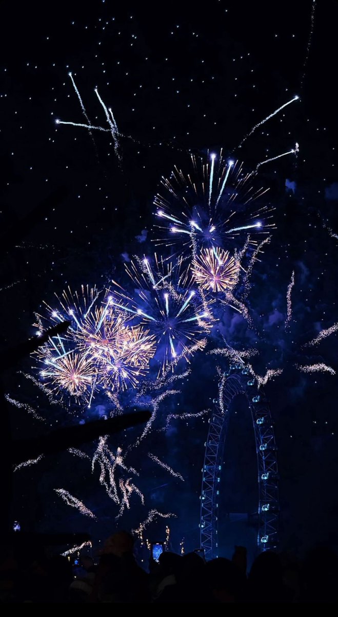 s7uiix's tweet photo. Happy new year london 2025 https://t.co/PbPUefncur