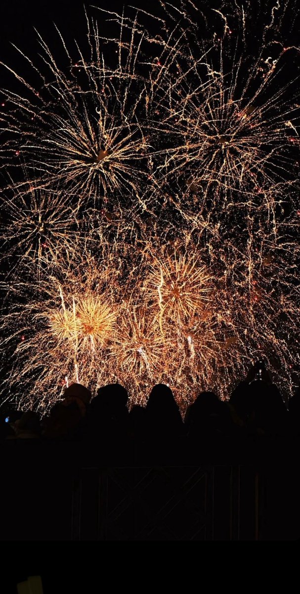 s7uiix's tweet photo. Happy new year london 2025 https://t.co/PbPUefncur