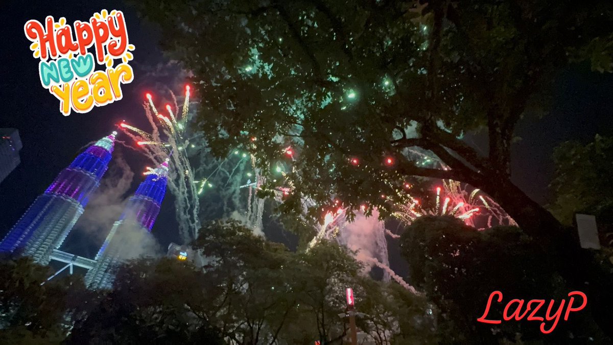 TKoamas's tweet photo. Best fireworks so far 🤩🤩 https://t.co/CJmWwQN1md