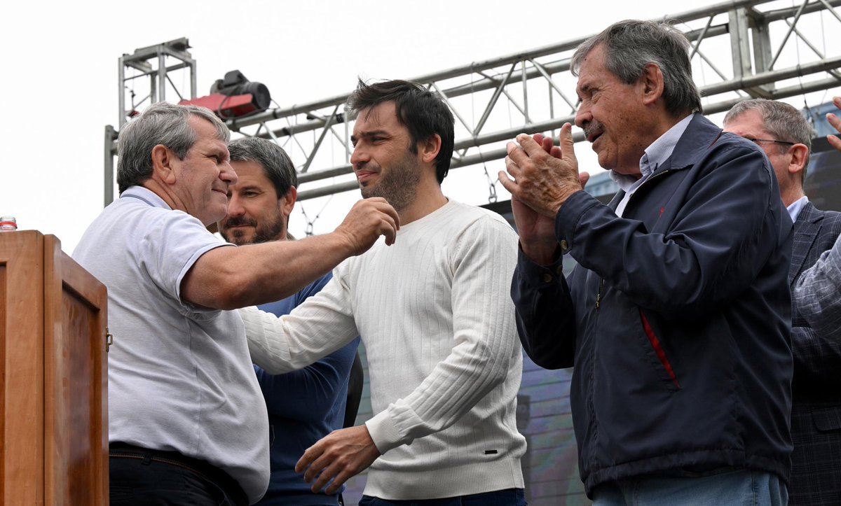 NachoTorresCH's tweet photo. ¡FELIZ AÑO NUEVO PARA TODOS LOS CHUBUTENSES! 🥂🌟

Estamos dejando atrás un año cargado de obstáculos, a los que supimos hacer frente trabajando todos juntos, codo a codo, para poner a Chubut nuevamente de pie. 

Recibimos una provincia hundida en la desidia, y asfixiada económicamente, y logramos una recuperación en tiempo récord que nos permitió volver a ser confiables, atraer grandes inversiones y, sobre todo, garantizar nuevamente educación, seguridad y salud de calidad en todo el territorio provincial. 

Nada de esto hubiera sido posible sin el compromiso de cada uno de los chubutenses que priorizaron, ante todo, la defensa de los intereses de la provincia. Es por eso que hoy quiero brindar por todo el camino que transitamos juntos a lo largo del 2024, y deseo que este nuevo año nos encuentre redoblando el esfuerzo, con las mismas ganas de seguir sacando a Chubut adelante para hacer futuro juntos y tener esa provincia próspera que tanto nos merecemos.