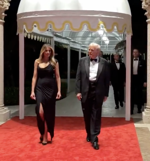 ArtCandee's tweet photo. Can Melania and Donald Trump walk any further apart?

Melania doesn't seem to want to touch Donald, not even on New Year's Eve.

🤣 https://t.co/zxORnwbbcc
