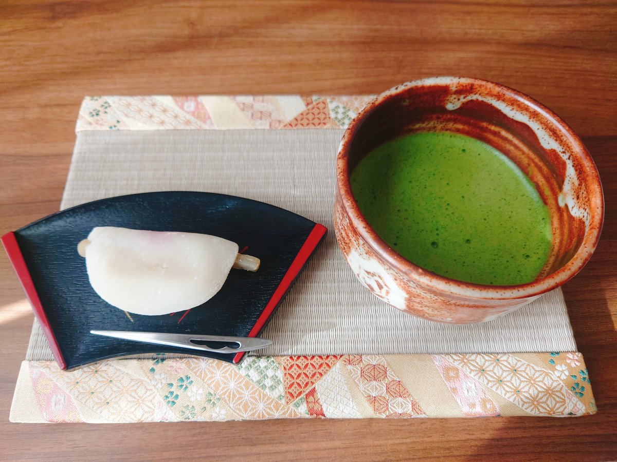 ✨️🎍あけましておめでとうございます🎍✨️

今年初抹茶は旦那が点ててくれたやつ😍花びら餅と一緒に💕今年もゆるゆるとよろしくお願いします🍃

#木漏れ日のお茶会 #茶好連
#おうちカフェ #おうち抹茶