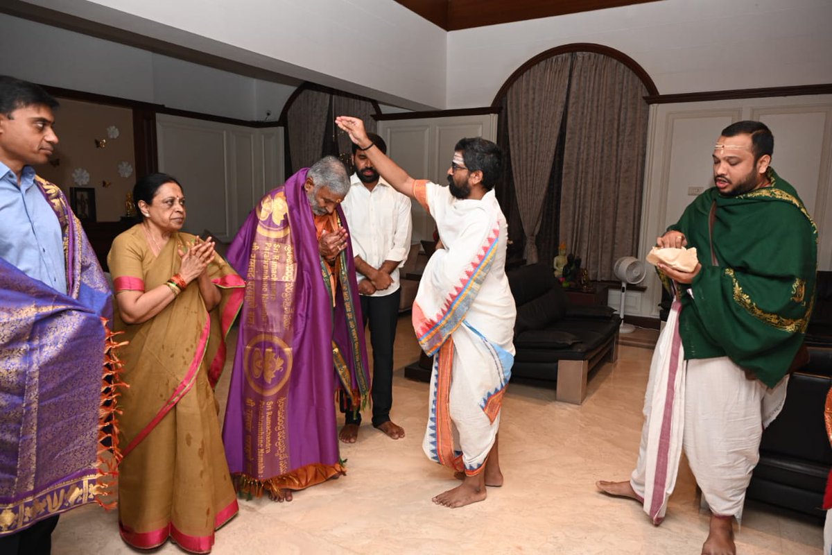 ఆంగ్ల నూతన సంవత్సరం సందర్భంగా వేద ఆశీర్వచనం అందించిన పండితులు.
#HappyNewYear2025
