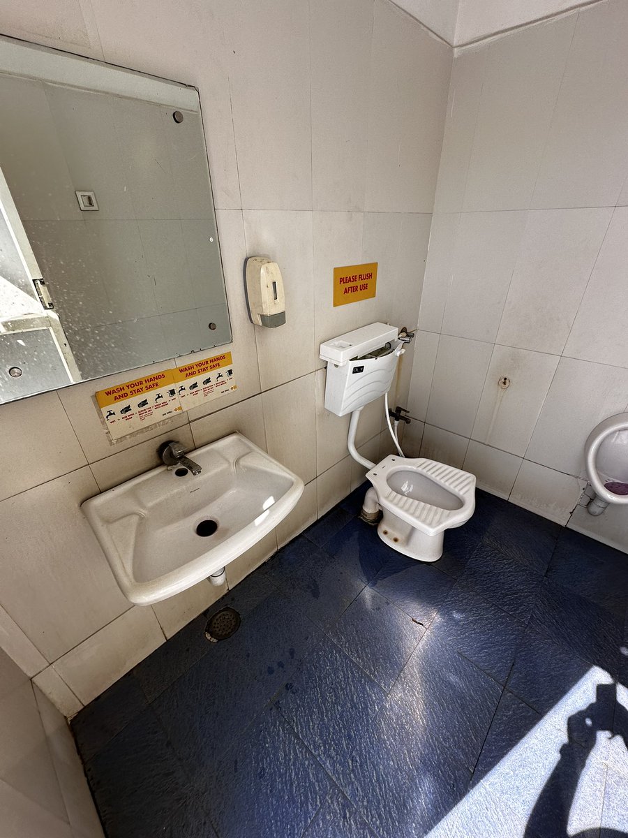 kranimesh's tweet photo. @Shell @Shell_India broken and smelly toilet, this is what you get at Hubli bypass Shell station (towards Hubli to Bangalore) https://t.co/d8tp5bH0BO