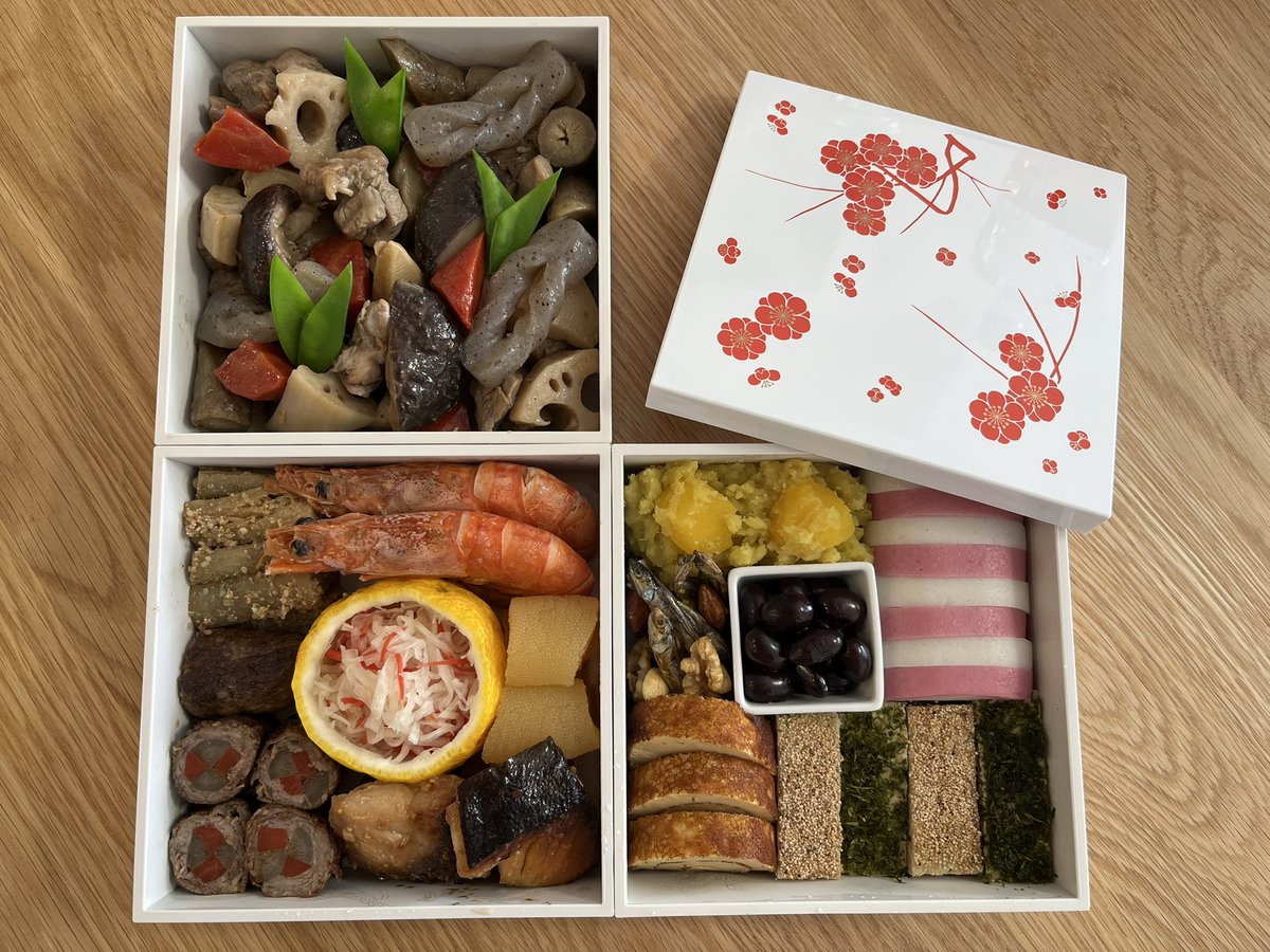 お重バージョン😁明日義実家に持ってく！詰めきれなかった分も🙆‍♀️

#おせち2025
#shiorionline
#SHIORIレシピ