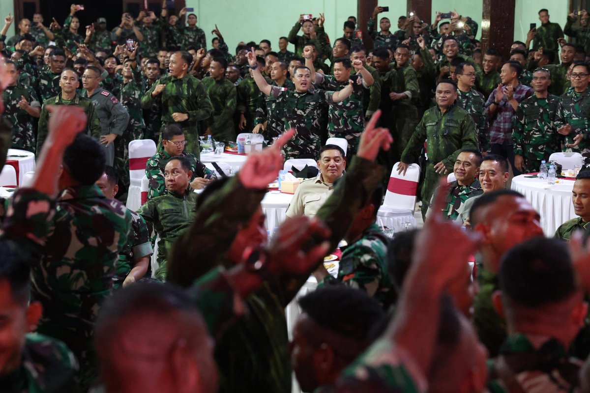Di malam tahun baru 2025 ini, saya merasa bangga berada di tengah-tengah prajurit satgas kita yang bertugas menjaga kedaulatan NKRI di tanah Papua. Dedikasi Anda adalah wujud kesetiaan pada bangsa.

Pengabdian Anda tak hanya menjaga keamanan, tetapi juga membangun kepercayaan dan