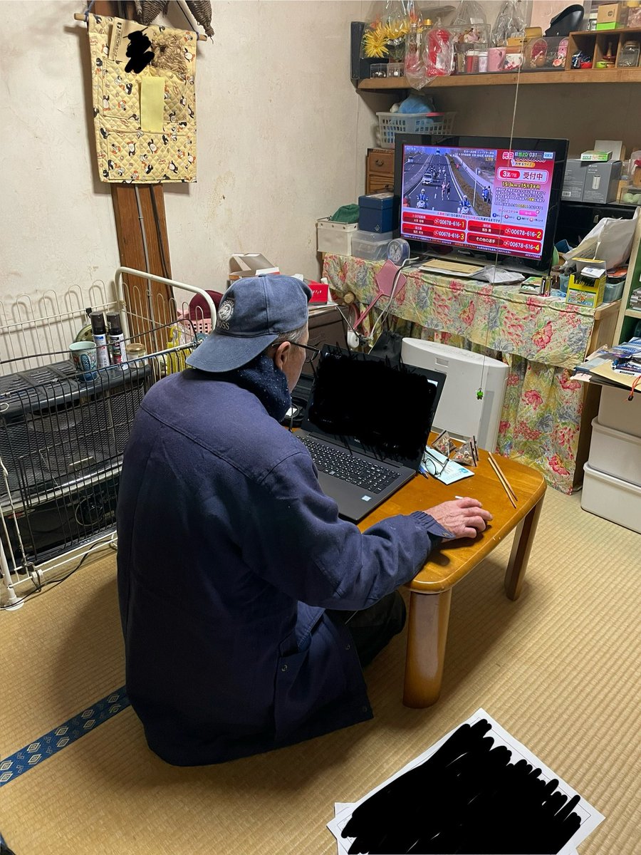 tsuchiyanon's tweet photo. 明けましておめでとうございます。

元日だからといって特にやることもないので午後からは仕事の作業進めるか〜と思いながら実家に行ったら父親がゴリゴリに仕事しててウケました。私もパソコン持ってきて隣で仕事しようかなあ

あとなんで眼鏡かけてるのに机の上に眼鏡あるんだろうなあ https://t.co/62OLmJOfQj