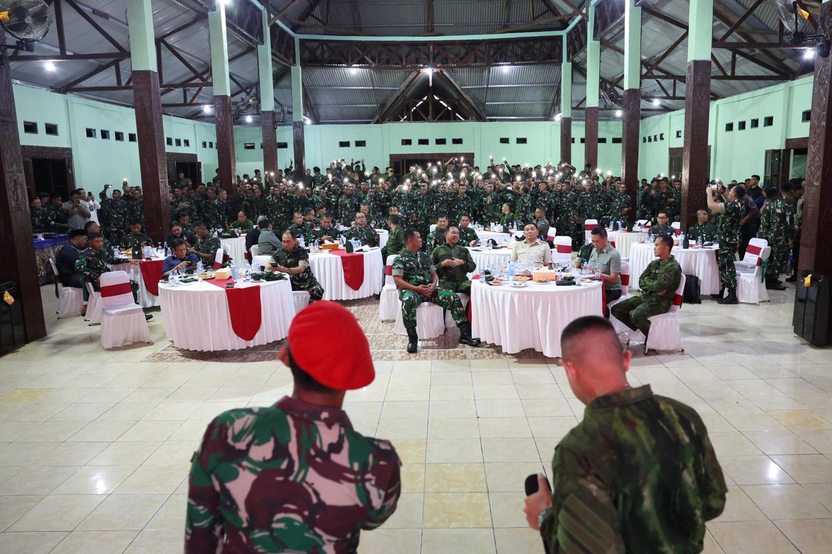 Presiden RI <a href="/prabowo/">Prabowo Subianto</a> melalui video call menyapa Prajurit TNI yang bertugas di Papua dalam acara Malam Akrab Tahun Baru 2025 di Aula Batalyon 754. Dalam sambutannya, beliau menyampaikan pesan hangat kepada prajurit TNI, khususnya yang bertugas di Papua sebagai benteng NKRI. Selain
