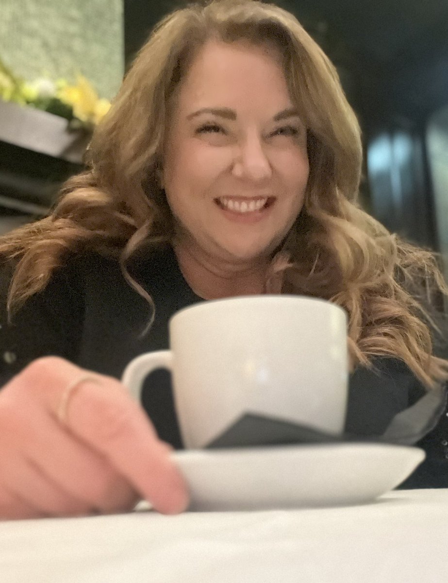 ToniZagent's tweet photo. Cheers to a fabulous New Year’s Eve. Here’s to an incredible 2025! #NYE2024 #Cheersto2025 #HappyNewYear #ToniZAgent #tonizagentstl https://t.co/LDVDibc4RX