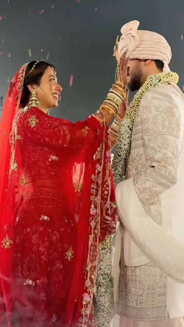 Onlinetadka's tweet photo. 'TMKOC' की 'सोनू' ने लिए सात फेरे: सुर्ख लाल जोड़े में खूबसूरत दुल्हन बनीं झील मेहता, एक्ट्रेस को देखते ही रो पड़े दूल्हे राजा,ली बलाएं
#TaarakMehtaKaOoltahChashmah #SonuBhide #JheelMehta #JheelMehtaBride #JheelMehtaWedding #AdityaDube https://t.co/onbibFU2Dt