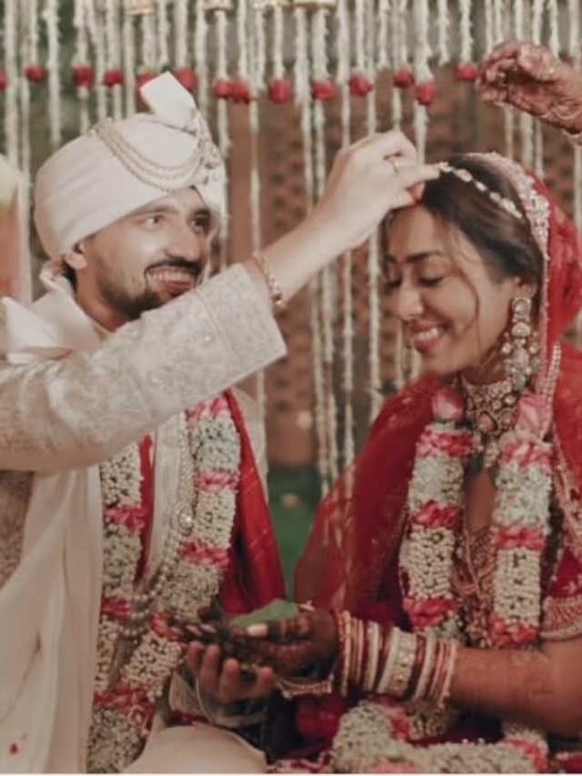Onlinetadka's tweet photo. 'TMKOC' की 'सोनू' ने लिए सात फेरे: सुर्ख लाल जोड़े में खूबसूरत दुल्हन बनीं झील मेहता, एक्ट्रेस को देखते ही रो पड़े दूल्हे राजा,ली बलाएं
#TaarakMehtaKaOoltahChashmah #SonuBhide #JheelMehta #JheelMehtaBride #JheelMehtaWedding #AdityaDube https://t.co/onbibFU2Dt