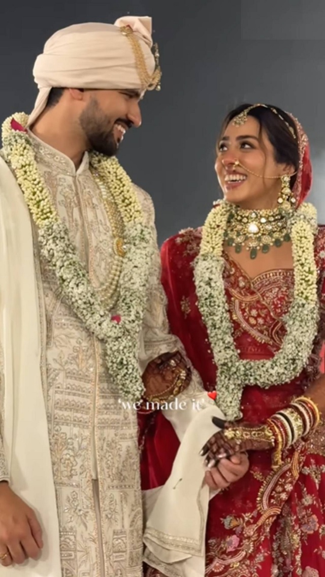 Onlinetadka's tweet photo. 'TMKOC' की 'सोनू' ने लिए सात फेरे: सुर्ख लाल जोड़े में खूबसूरत दुल्हन बनीं झील मेहता, एक्ट्रेस को देखते ही रो पड़े दूल्हे राजा,ली बलाएं
#TaarakMehtaKaOoltahChashmah #SonuBhide #JheelMehta #JheelMehtaBride #JheelMehtaWedding #AdityaDube https://t.co/onbibFU2Dt