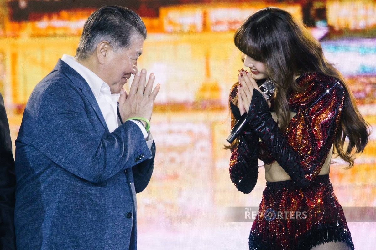 phumtham's tweet photo. ส่งท้ายปีเก่า ต้อนรับปีใหม่
กับ ”ลิซ่า“...น้องน่ารักมาก

หวังว่��ปีใหม่ ปีนี้จะโชคดีทั้งปี https://t.co/uDYGSiTrsG