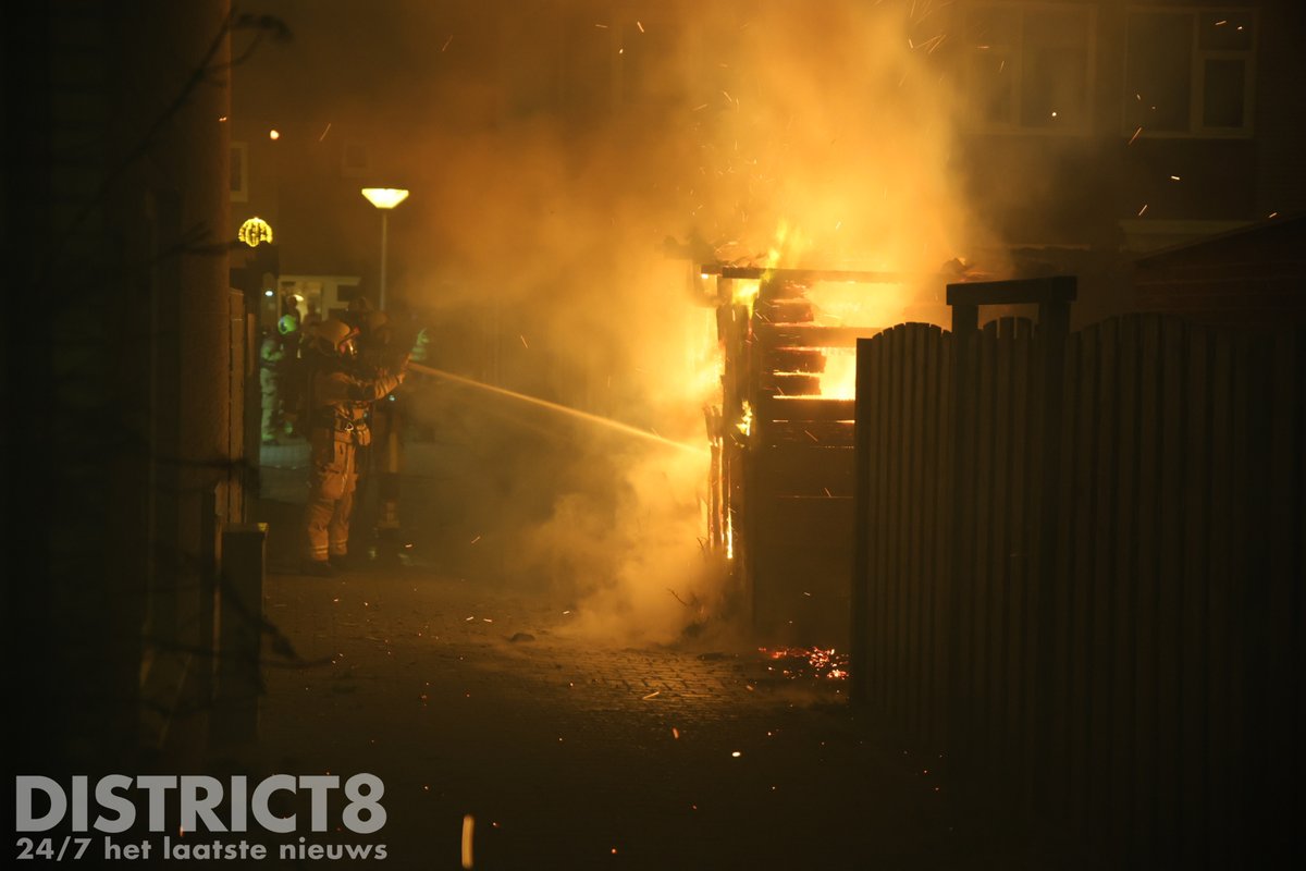RedactieD8's tweet image. Een houten schuurtje in de achtertuin van een woning aan de #Eminentlaan in #Delfgauw is volledig uitgebrand. Hoe het vuur heeft kunnen ontstaan is niet bekend. De brandweer kwam ter plaatse, maar kon niet voorkomen dat het schuurtje volledig verloren ging.