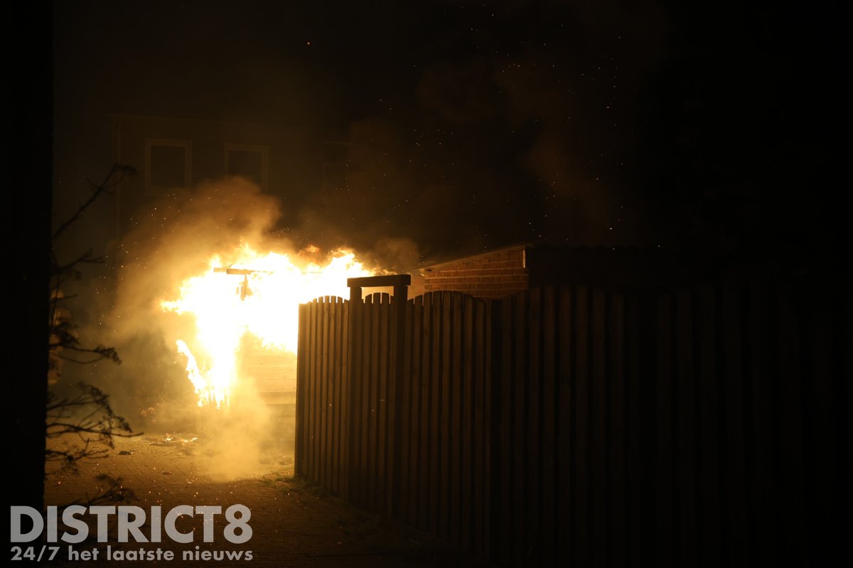 RedactieD8's tweet image. Een houten schuurtje in de achtertuin van een woning aan de #Eminentlaan in #Delfgauw is volledig uitgebrand. Hoe het vuur heeft kunnen ontstaan is niet bekend. De brandweer kwam ter plaatse, maar kon niet voorkomen dat het schuurtje volledig verloren ging.
