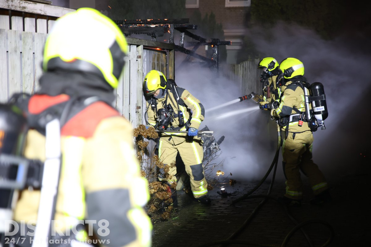 RedactieD8's tweet image. Een houten schuurtje in de achtertuin van een woning aan de #Eminentlaan in #Delfgauw is volledig uitgebrand. Hoe het vuur heeft kunnen ontstaan is niet bekend. De brandweer kwam ter plaatse, maar kon niet voorkomen dat het schuurtje volledig verloren ging.