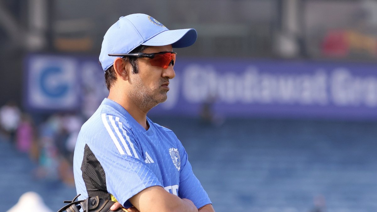 ImTanujSingh's tweet photo. 🚨 GAUTAM GAMBHIR IS NOT HAPPY WITH TEAM INDIA'S PLAYERS 🚨

- Gautam Gambhir is not happy with how the players were doing their own thing in the name of "Natural Game", instead of playing according to the situation. Gambhir said "Bahut Ho Gaya" in his speech. (Express Sports). https://t.co/sv8gnelJyz