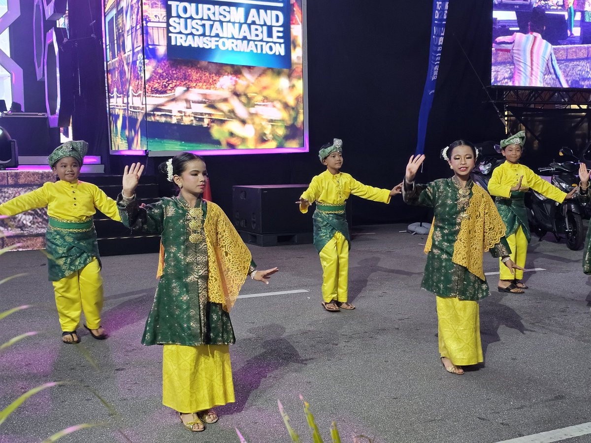 JKRMelaka's tweet photo. Pengarah Kerja Raya Melaka Tuan Ir. Hj. Mohamad Salzeli bin Moktar malam tadi hadir dalam Sambutan Ambang Tahun Baharu 2025 dan Pelancaran Hari Pelancongan Sedunia 2025 (World Tourism Day 2025) Peringkat Negeri Melaka. https://t.co/hAw29iBY9I