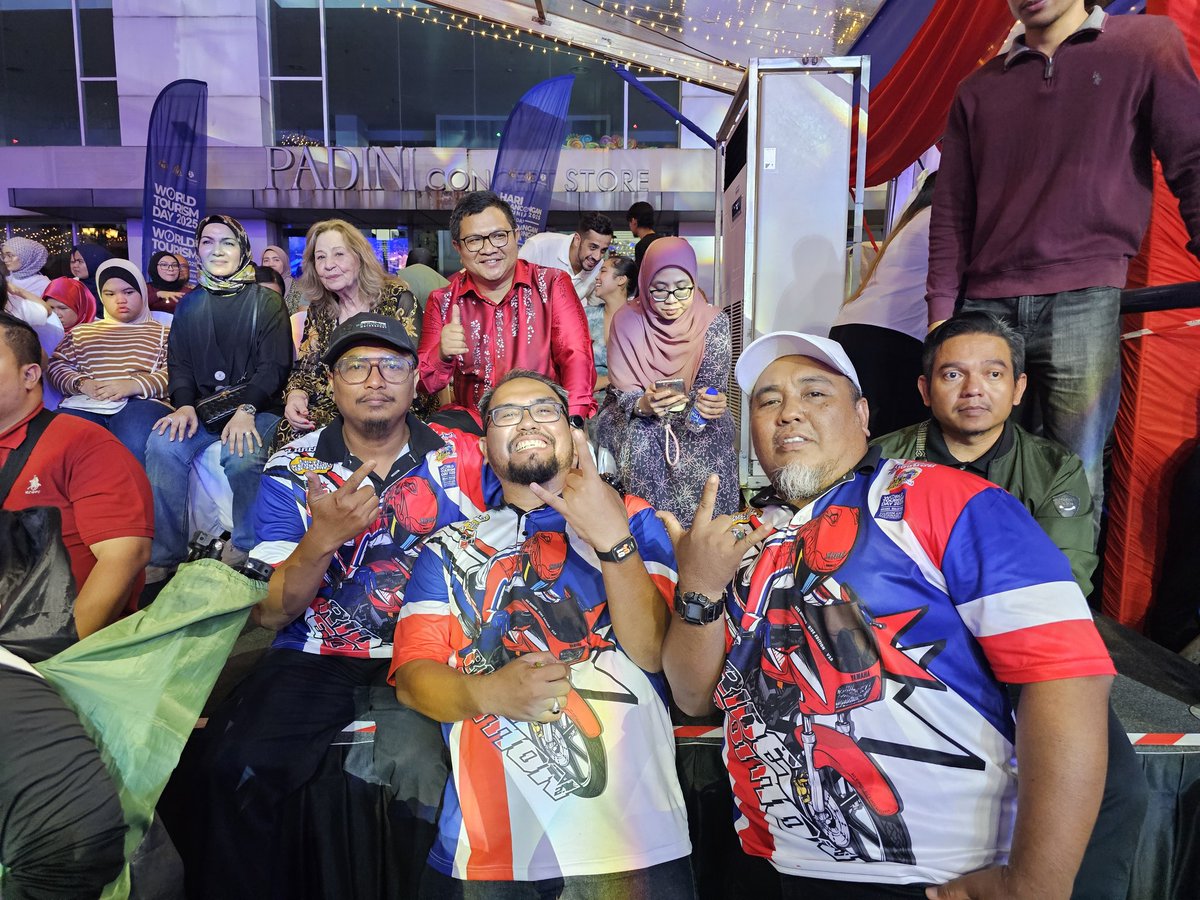 Pengarah Kerja Raya Melaka Tuan Ir. Hj. Mohamad Salzeli bin Moktar malam tadi hadir dalam Sambutan Ambang Tahun Baharu 2025 dan Pelancaran Hari Pelancongan Sedunia 2025 (World Tourism Day 2025) Peringkat Negeri Melaka.