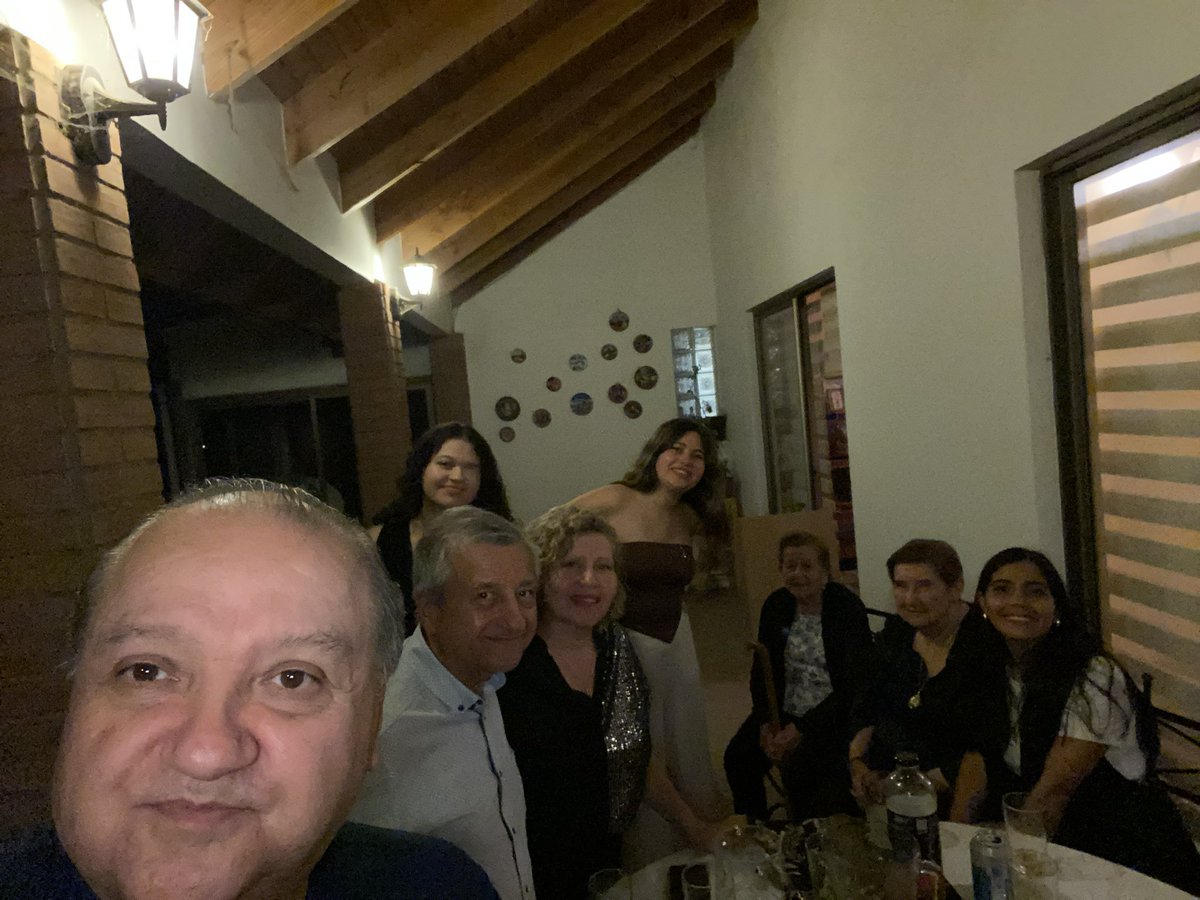 tamivilogron's tweet photo. #añonuevomega 

Esperando el 2025 en familia❤️
#tanoteextrañamos https://t.co/tLLw2XUYsx