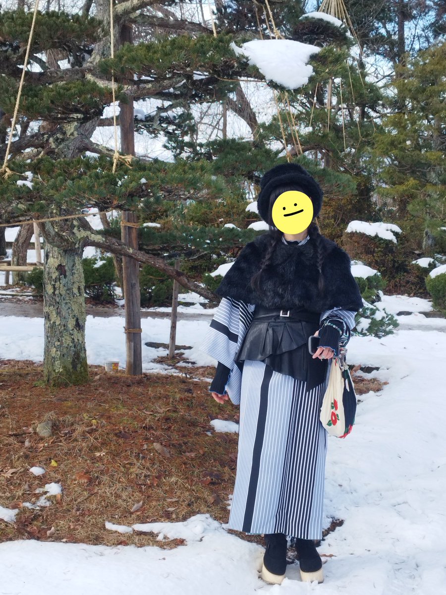 あけましてなんとかかんとか、本年もうんたらかんたら…🎍
簡易着付けにするためにタートルニット+ラベルエチュードのレザーペプラム巻いて、メタモのファーケープ羽織にした_(:3｣∠)_
雪残ってるけどボッパーで平気だったね…