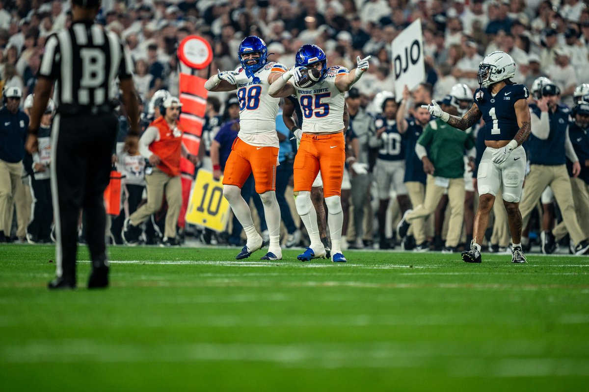 WIDE OPEN 🤩

Maddog hits Lauter for the 53-yard TD

#BleedBlue | #BuiltDifferent