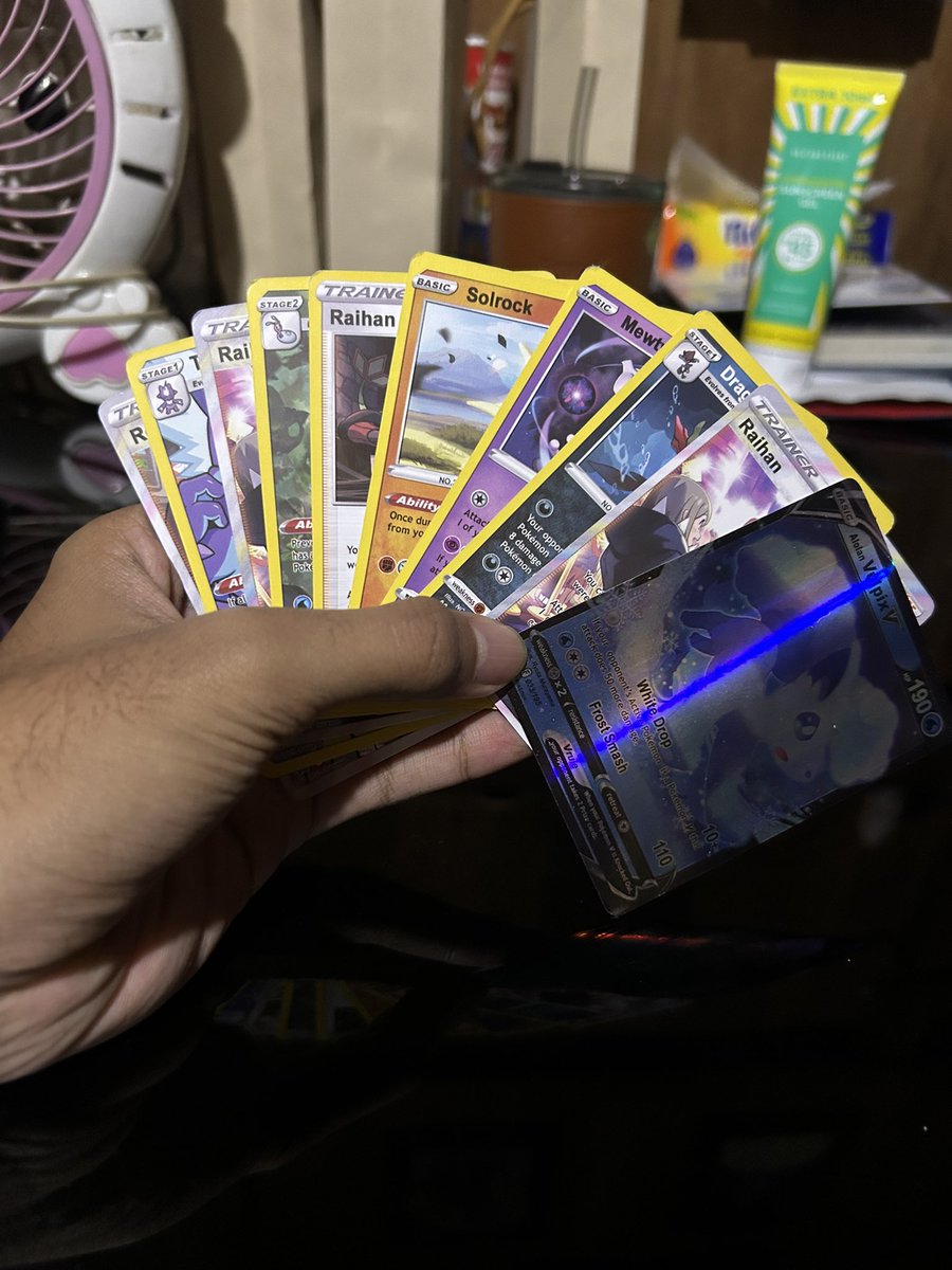 abroida_'s tweet photo. yg tau fungsi kartu pokemon itu apa woi. mahal bgt anjir https://t.co/KV20HFEfMl