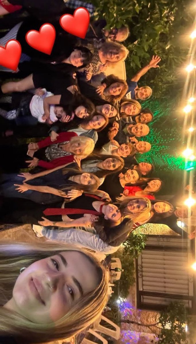 lo mas gracioso de toda la situación fue COMO TAPO A ANGIE EN ESA FOTO