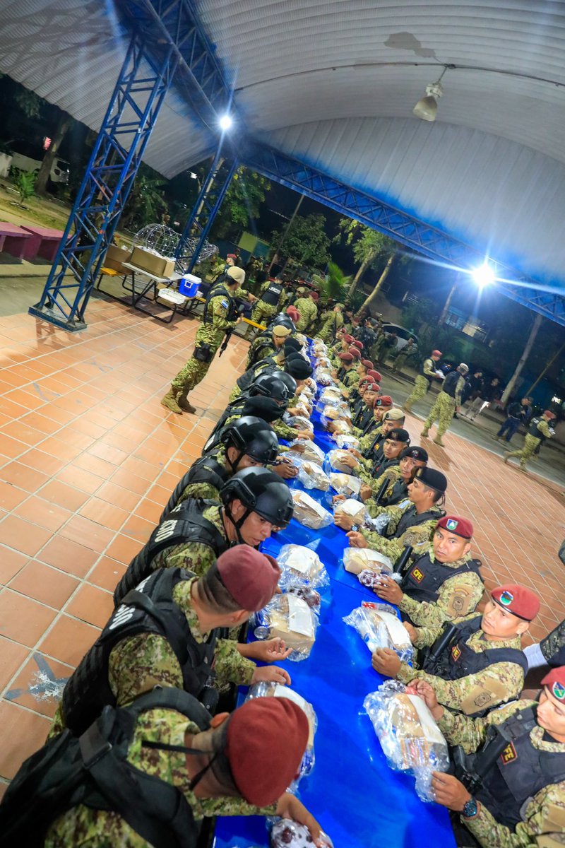 merino_monroy's tweet photo. Esta noche de fin de año, acompañamos a los miles de soldados de la @FUERZARMADASV están desplegados en todo el territorio nacional, cumpliendo con su compromiso de servir a nuestra patria, lejos de sus seres queridos.

En reconocimiento a su esfuerzo y sacrificio, el Sr. Presidente @nayibbukele ha enviado una cena especial para ellos. Su valentía, honor y dedicación son fundamentales en la transformación de El Salvador.

A todos nuestros héroes: gracias por su profesionalismo. 
¡Feliz Año Nuevo!