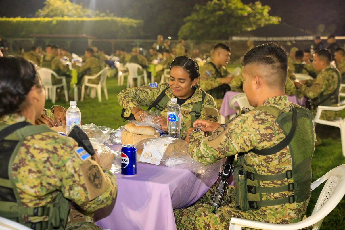 merino_monroy's tweet photo. Esta noche de fin de año, acompañamos a los miles de soldados de la @FUERZARMADASV están desplegados en todo el territorio nacional, cumpliendo con su compromiso de servir a nuestra patria, lejos de sus seres queridos.

En reconocimiento a su esfuerzo y sacrificio, el Sr. Presidente @nayibbukele ha enviado una cena especial para ellos. Su valentía, honor y dedicación son fundamentales en la transformación de El Salvador.

A todos nuestros héroes: gracias por su profesionalismo. 
¡Feliz Año Nuevo!