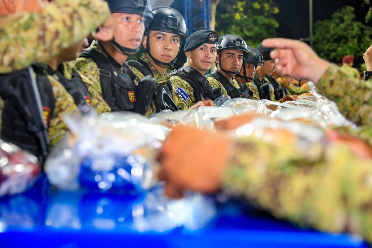 merino_monroy's tweet photo. Esta noche de fin de año, acompañamos a los miles de soldados de la @FUERZARMADASV están desplegados en todo el territorio nacional, cumpliendo con su compromiso de servir a nuestra patria, lejos de sus seres queridos.

En reconocimiento a su esfuerzo y sacrificio, el Sr. Presidente @nayibbukele ha enviado una cena especial para ellos. Su valentía, honor y dedicación son fundamentales en la transformación de El Salvador.

A todos nuestros héroes: gracias por su profesionalismo. 
¡Feliz Año Nuevo!