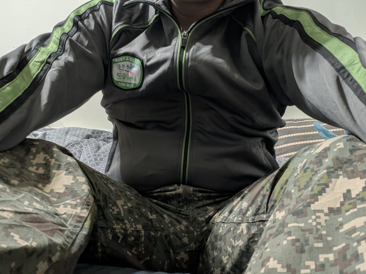 新年快樂！新的一年來一張
新到手的ROKA外套