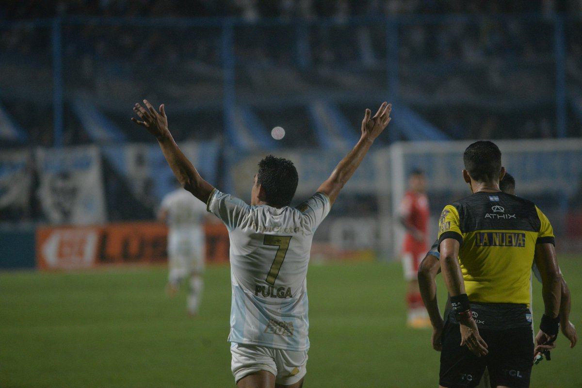 ATOficial's tweet photo. 🎂 ¡FELIZ CUMPLEAÑOS, LUIS! 

El que nació en Simoca e hizo felíz a una provincia. 
El de los besos más lindos al escudo.
El que hizo llover pelotas. 
El ídolo eterno. 

¡Felices 40, Pulga! 🩵🤍🩵 https://t.co/tb2oRgldik