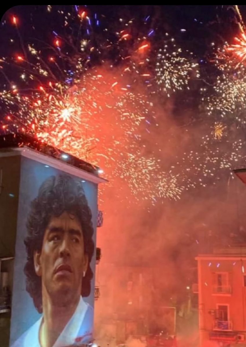 Feliz Año Nuevo para los y las laburantes de este bendito y sufrido país. Que venga con salud y la heladera llena, sobre todo. Cuando tengan dudas recuerden a Diego: él nos guiará.