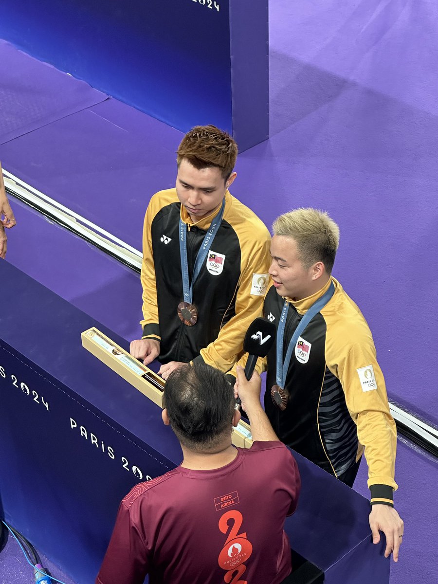 cheeen_x's tweet photo. 2024 definitely will be the most memorable year for me 🫶🏼

went to Paris for Olympics and get to support our players 🇲🇾

witnessed Aaron/ WooiYik won their second Olympics medal 🥉 

always always proud to have our players https://t.co/7Gc0waHAGF