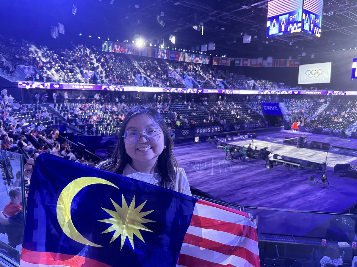 cheeen_x's tweet photo. 2024 definitely will be the most memorable year for me 🫶🏼

went to Paris for Olympics and get to support our players 🇲🇾

witnessed Aaron/ WooiYik won their second Olympics medal 🥉 

always always proud to have our players https://t.co/7Gc0waHAGF