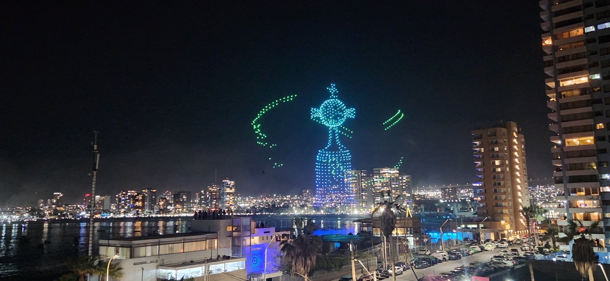 AHORA | La municipalidad de #Iquique, <a href="/IquiqueDeTodos/">Municipalidad de Iquique</a>, realiza impresionante show de #AñoNuevo en #Cavancha, con presentación de drones.